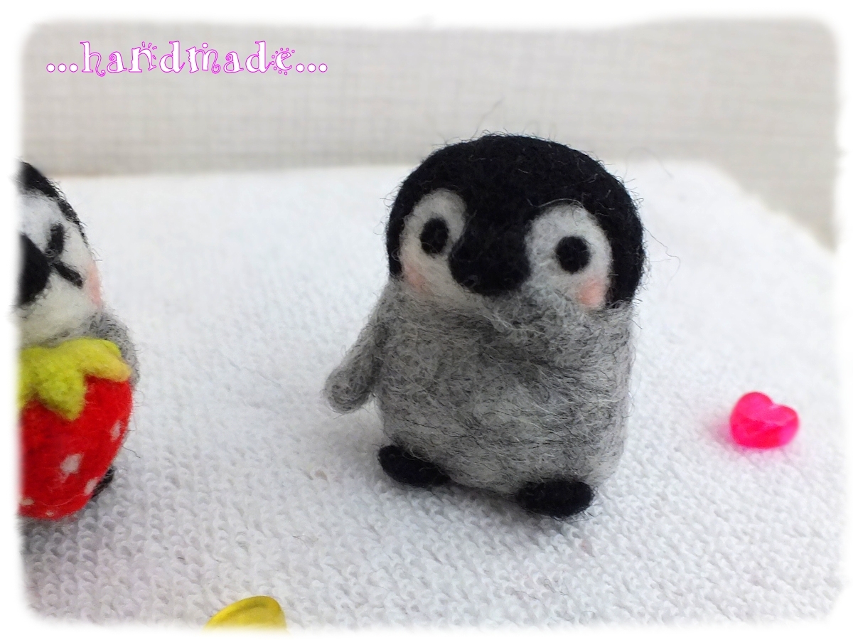 羊毛フェルト☆いちごを持つペンギンと驚くペンギン☆オブジェ/置物/ミニチュア ＊ハンドメイド＊_まぁ！びっくり！