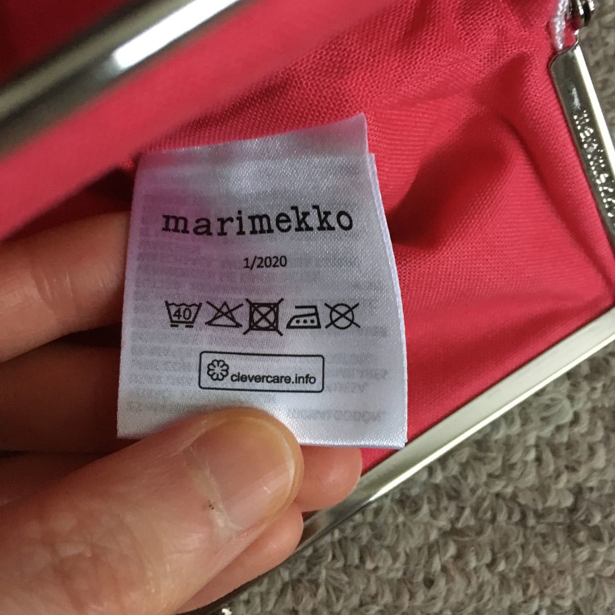 新品 marimekko 大きい がま口ポーチ 赤＆ピンク タグ付き。