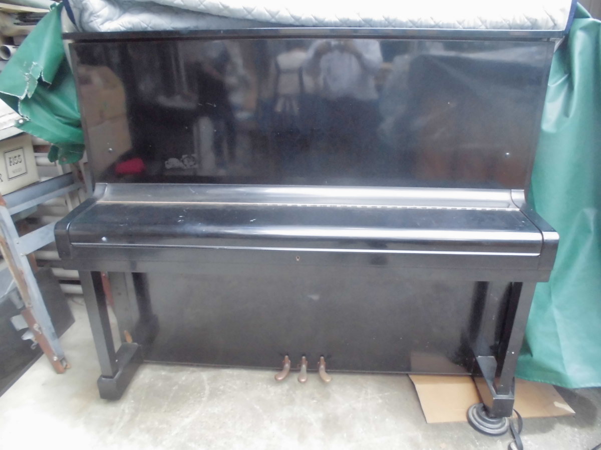 お買い得！ヤマハ製 カイザーピアノ K35F 高級機種が廉い スムーズなタッチ 良い音色 　　　_外装、塗装の磨き出し未完成も傷は少ない