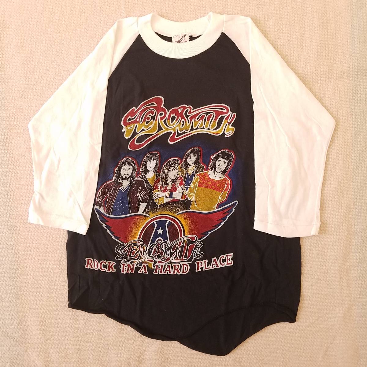 魅惑のバンドT特集! 80sデッド『AEROSMITH(エアロスミス) / ROCK IN A HARD PLACE』ツアーラグランTシャツ パキスタン製 黒×白 M／パキ綿_画像1