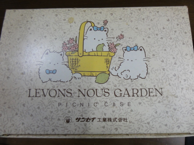  out box attaching * Showa Retro rubonn garden picnic case [ lunch box 4 step set ] cat illustration 