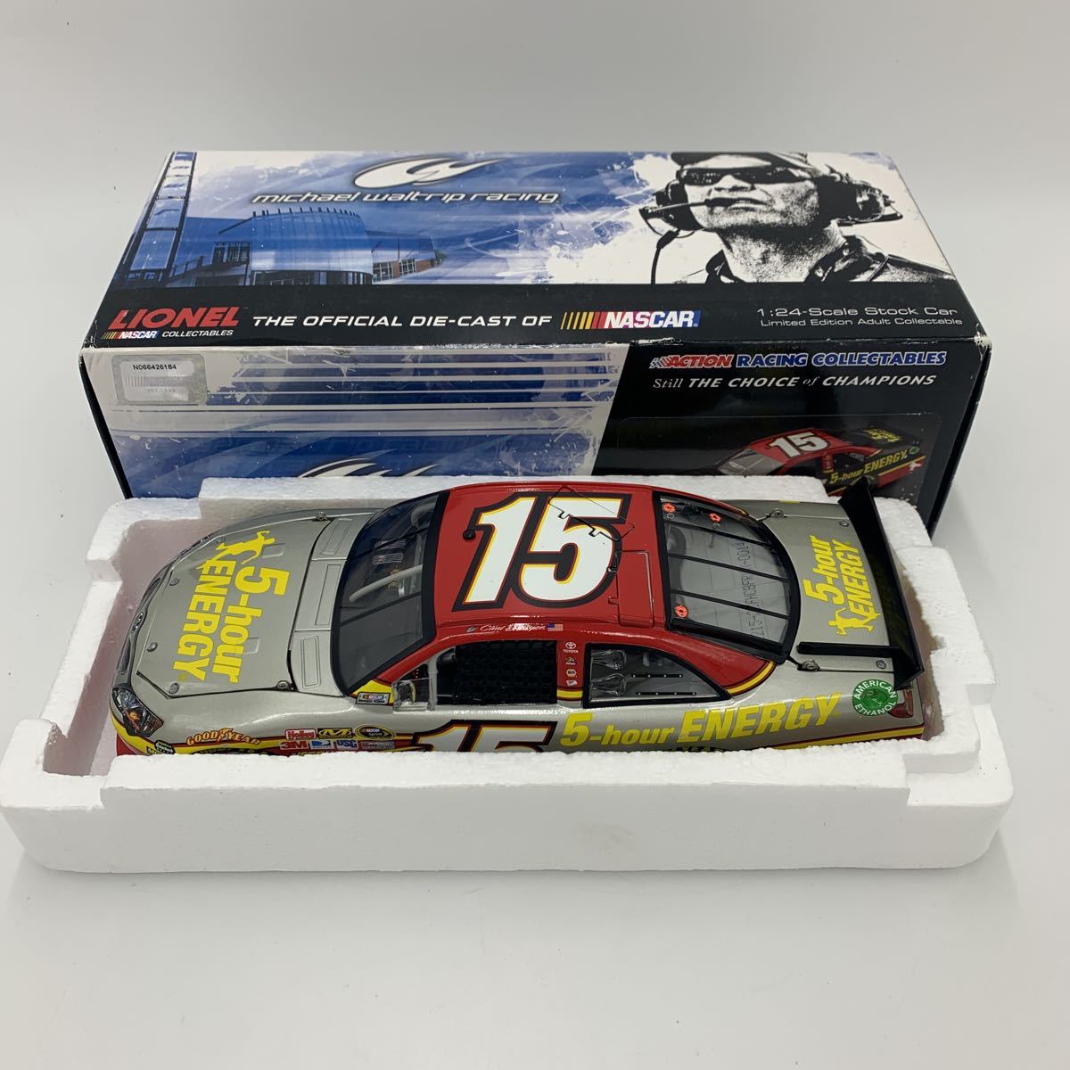 LIONEL NASCAR COLLECTABLES 1:24-scale stock car Clint Bowyer #15 Hour Energy 2012 Camry ナスカー　ライオネル　送料無料