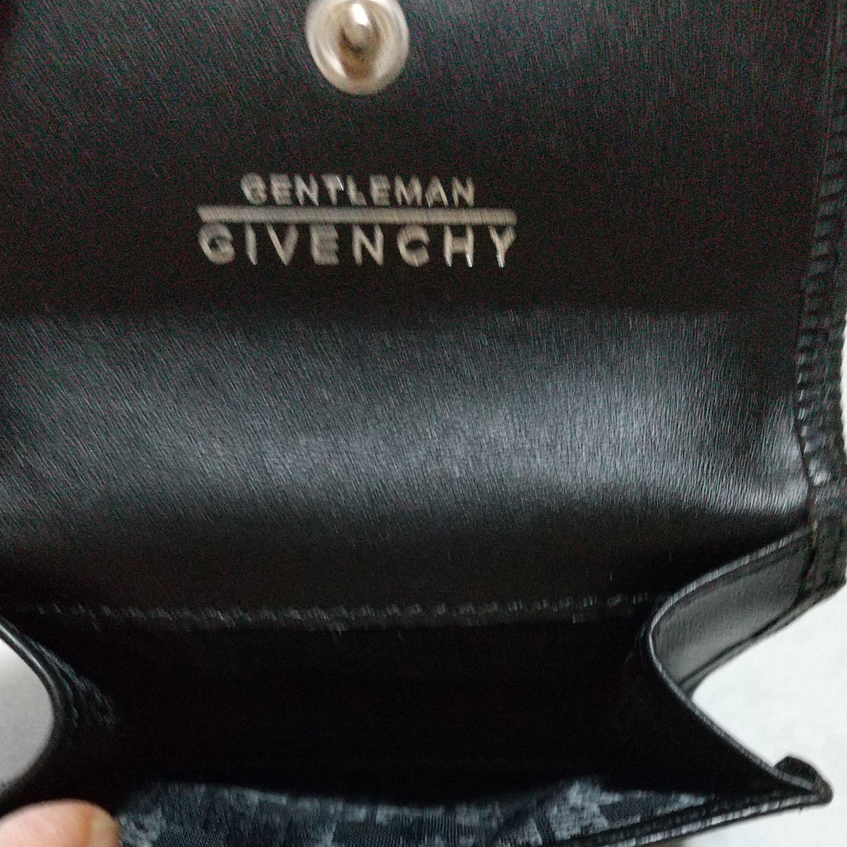 週末だけ1850えん日曜日にはまたとものかかくへGIVENCHY 小財布