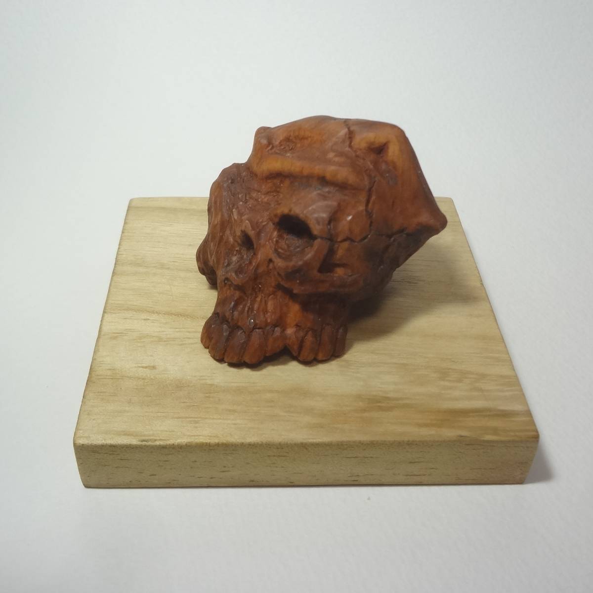  exhibitior work [me men to*moli] tree sculpture art .. Skull head cover ... art art woman pine hand carving sculpture 