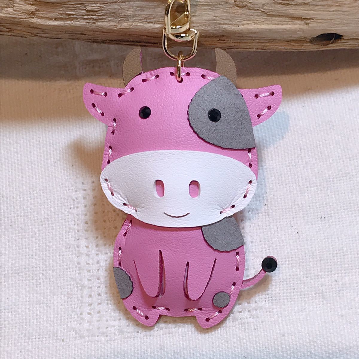 Paypayフリマ キーホルダー レザー 革 牛 うしさん ピンク かわいい バッグチャーム 干支 Paypayフリマ キーホルダー レザー 革 牛 うしさん ピンク かわいい バッグチャーム 干支