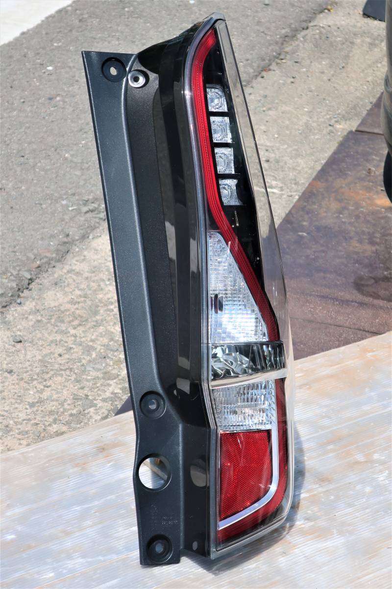 R3? C27 後期? セレナ ハイウェイスター 純正 右側 テール R3? C27 後期? セレナ ハイウェイスター 純正 右側 テール