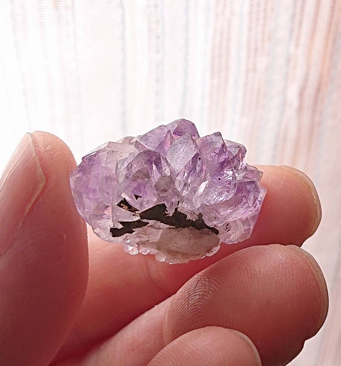 蓮華草の花のようなアメジスト(紫水晶)ミニサイズ クリア 海外鉱物標本_画像2