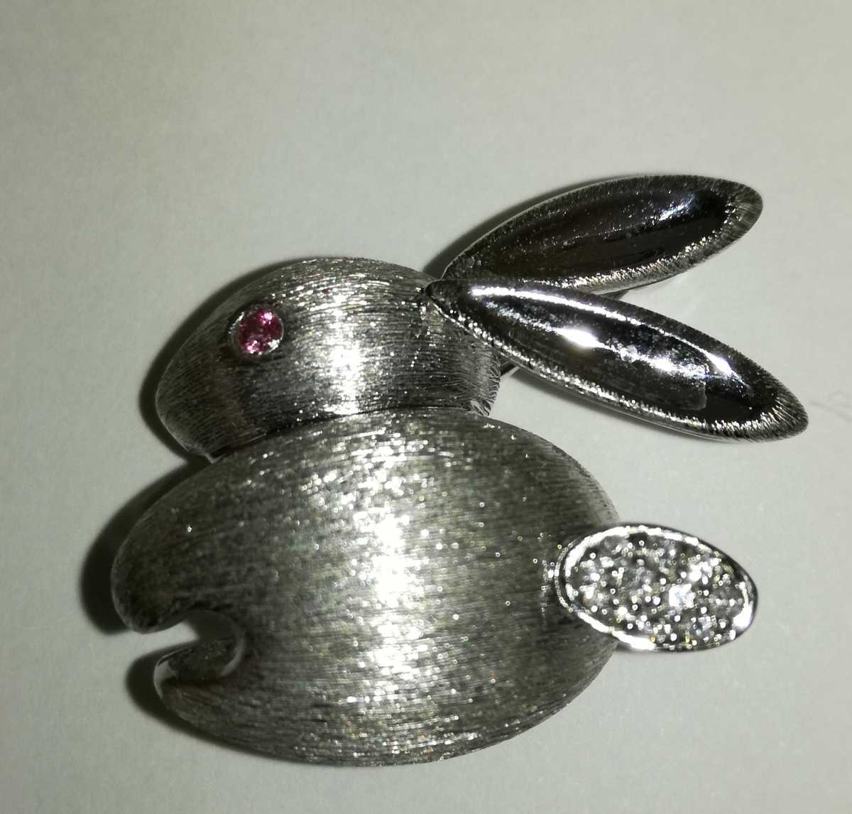ランキング上位のプレゼント 美品　ブローチ　ウサギ　18K　5.3g　メレダイヤ:0.05ct　S:0.018ct ホワイトゴールド