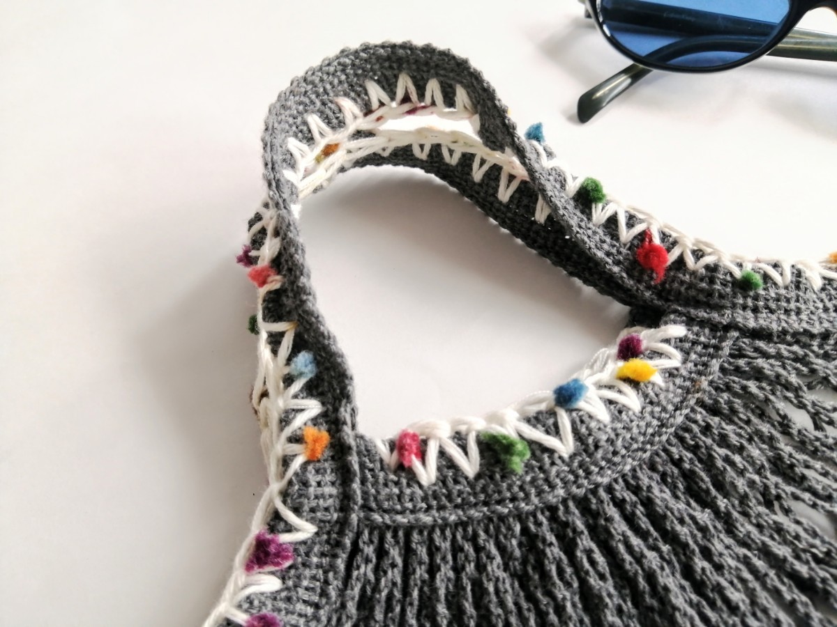 黒いネットバッグ　ポンポン毛糸の手編みの飾り　メッシュバッグ　マルシェバッグ　エコバッグ　手提げ　ハンドメイド