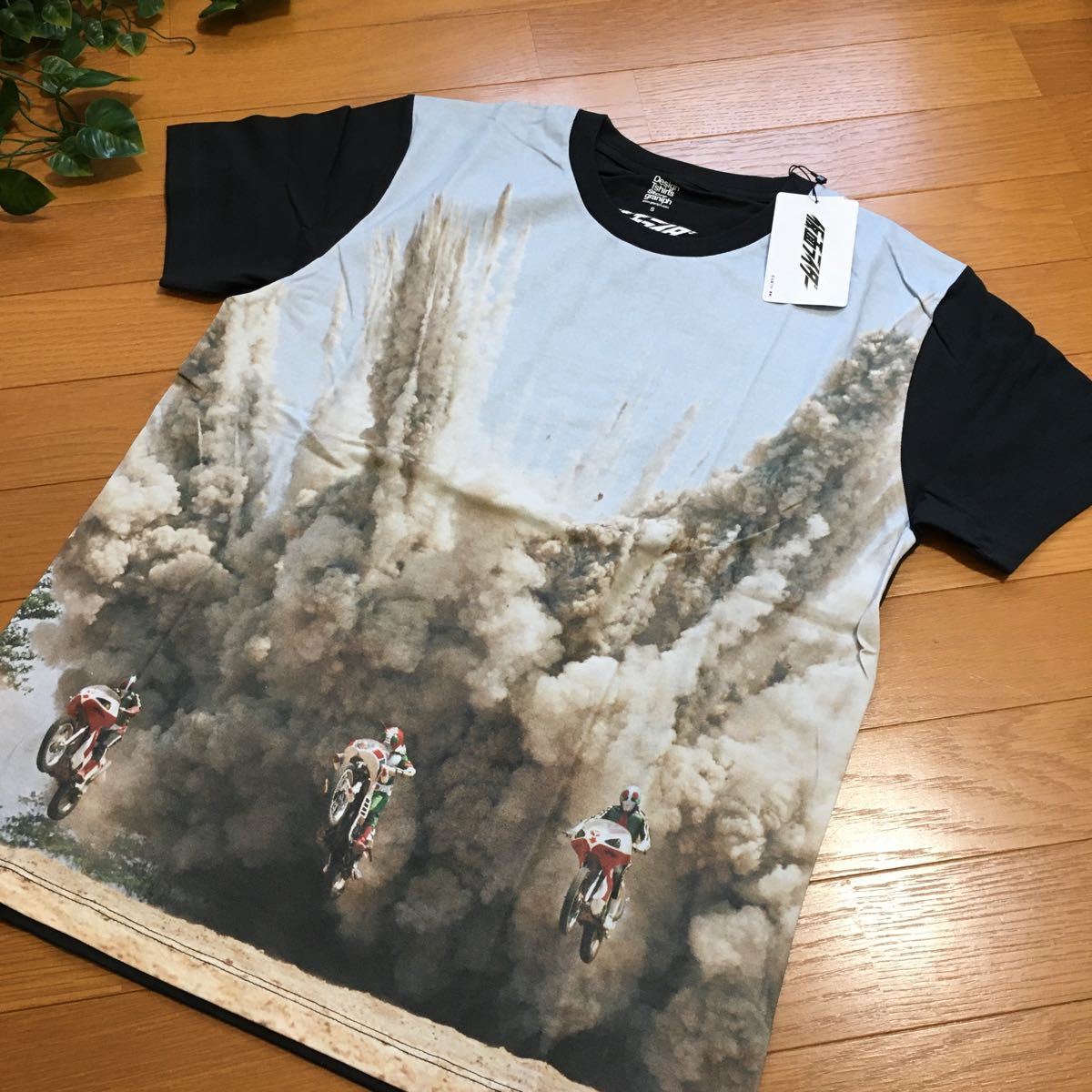 グラニフ 仮面ライダー大爆発半袖tシャツ Sサイズ Graniph イラスト キャラクター 売買されたオークション情報 Yahooの商品情報をアーカイブ公開 オークファン Aucfan Com