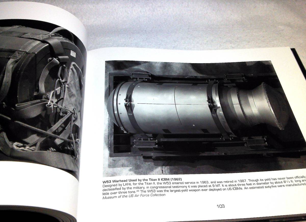 ＜洋書＞大量破壊兵器　写真資料集　～核の時代のバケモノ『Weapons of Mass Destruction: Specters of the Nuclear Age』核弾頭とシステム