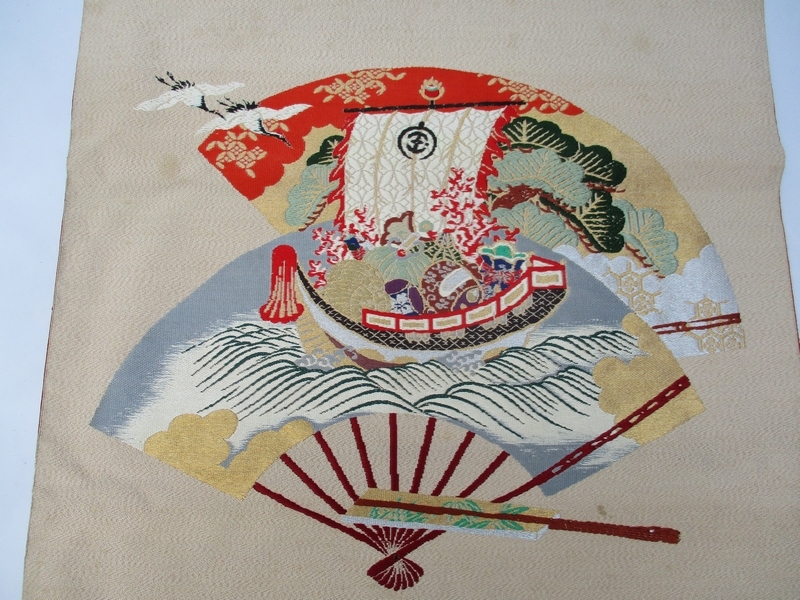 ■大判 ふくさ扇面[松竹梅 鶴亀 扇面] ■ 家紋[笹竜胆] 宝船織 刺繍 リメイク №6928■_裏は家紋です。