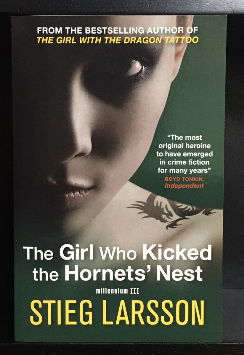 洋書 ミレニアム3部作 新品大判 The Girl with the Dragon Tattoo The Girl Who Played With Fire The Girl Who Kicked the Hornet's Nest_画像4