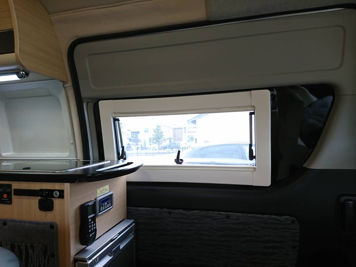 ダーウィンQ3/Q5 ウインドウ増設用 ベースフレーム 窓枠 デルタリンク ハイエース スライドドア キャンピングカー_装着例:出窓は含まれません