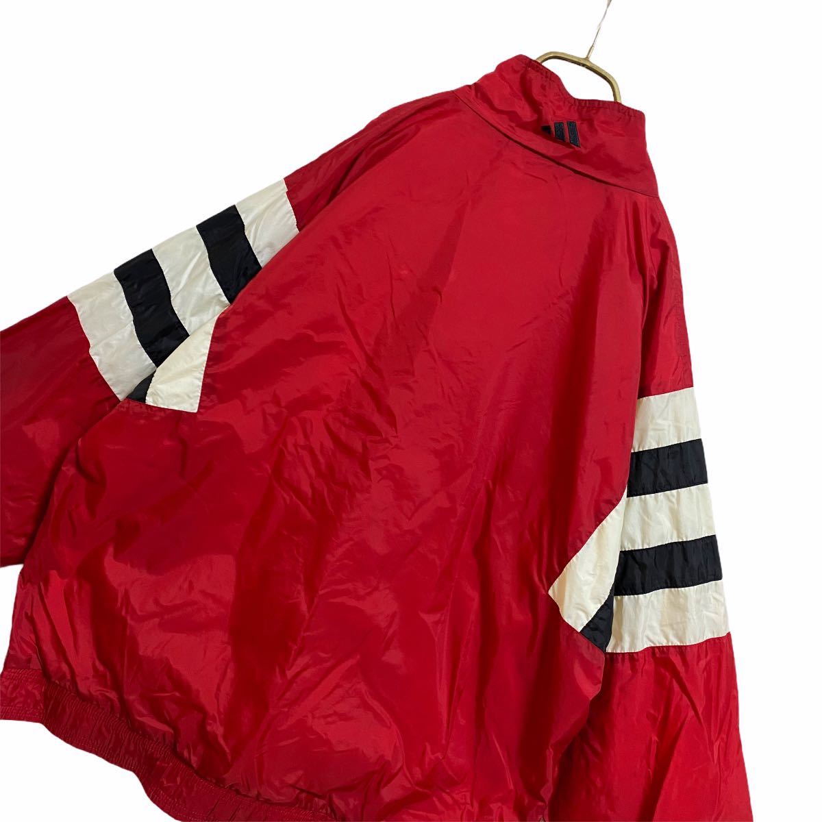 【90s】アディダス 刺繍 ロゴ ナイロンジャケット メンズ 万国旗タグ レッド 古着 adidas ブルゾン トラックジャケット 赤 黒 白 ライン