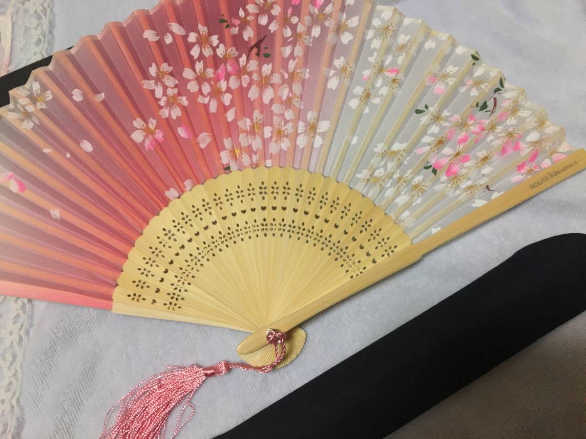 桜花柄布製タッセル付扇子 幅約35丈21cm レース付百合花柄ハンカチ約40cm角 レース部分含む 扇子 売買されたオークション情報 Yahooの商品情報をアーカイブ公開 オークファン Aucfan Com 桜花柄布製タッセル付扇子 幅約35丈21cm レース付百合花柄ハンカチ約40cm角 レース部分含む 扇子 売買されたオークション情報 Yahooの商品情報をアーカイブ公開 オークファン Aucfan Com