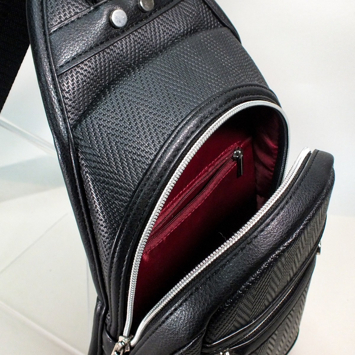 【CRESTA】【クレスタ】 ヘリンボン 型押し シュリンク ボディバッグ ショルダー 色:ブラック black