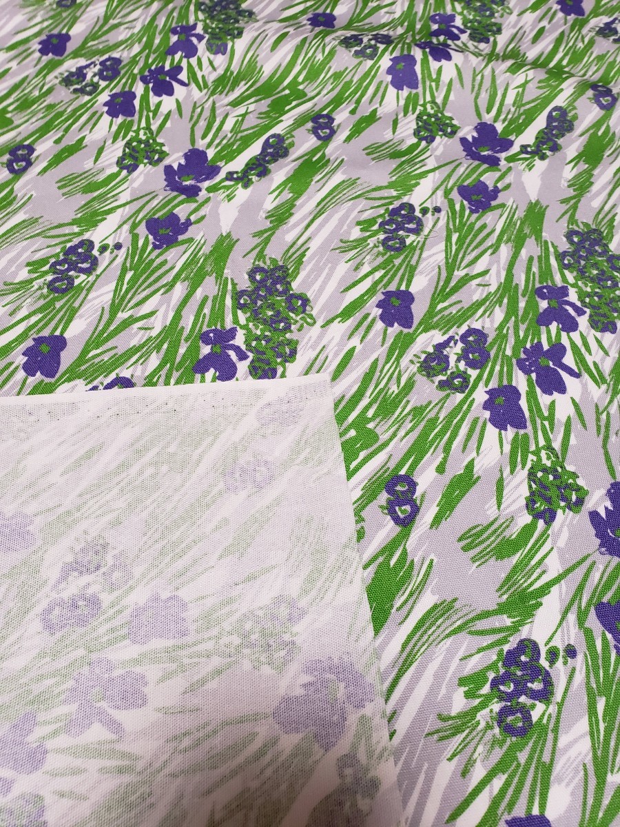 99 グレー&白地に青紫色の花柄 生地  ハギレ 110×60cm   