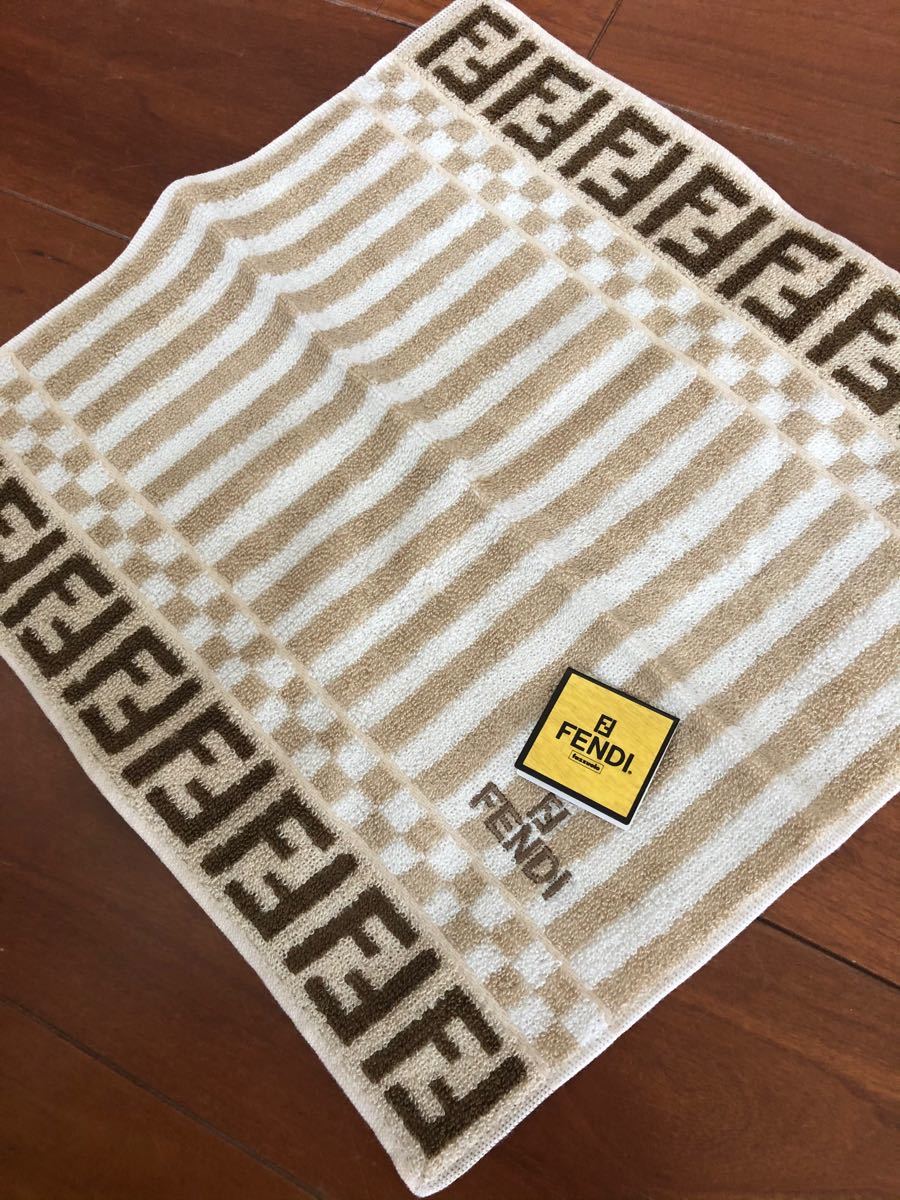 FENDI フェンディ タオルハンカチ シルク混 ハンドタオル ロゴ FENDI フェンディ タオルハンカチ シルク混 ハンドタオル ロゴ