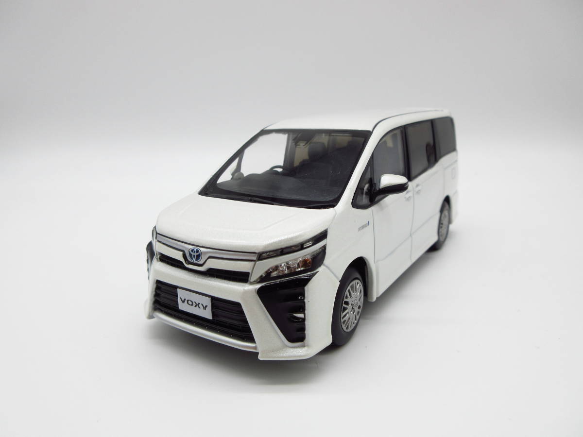 1/30 トヨタ ヴォクシー 80系 後期 トヨタエンブレム ホワイトパール