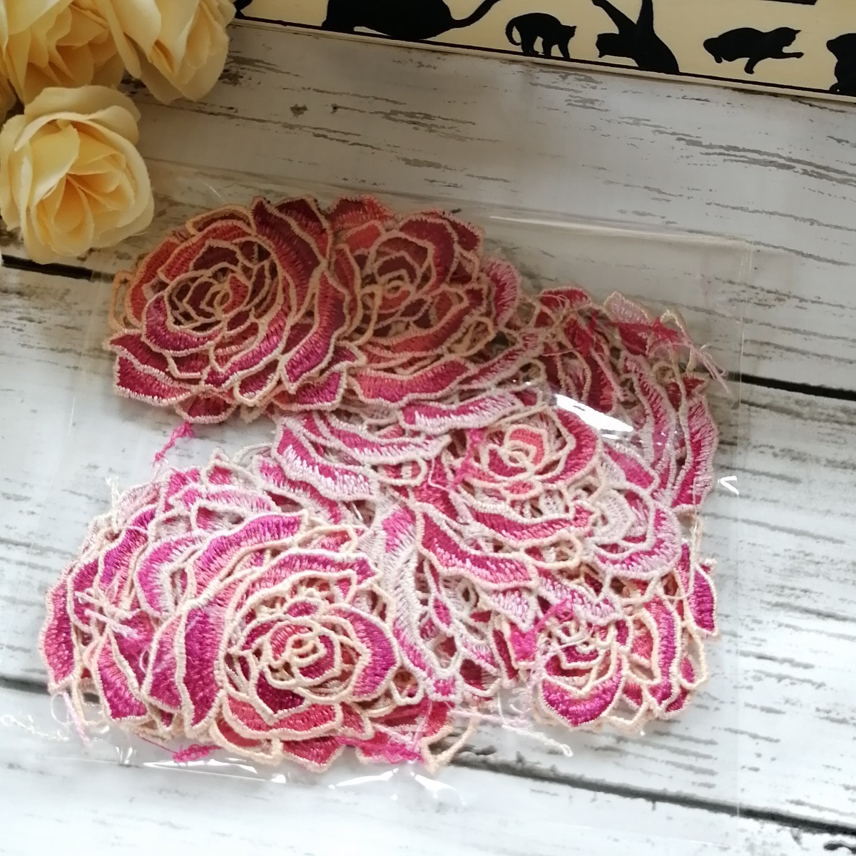 ハンドメイド　ワッペン   刺繍　綺麗なワッベン　手作り　花モチーフ　バラ　R1