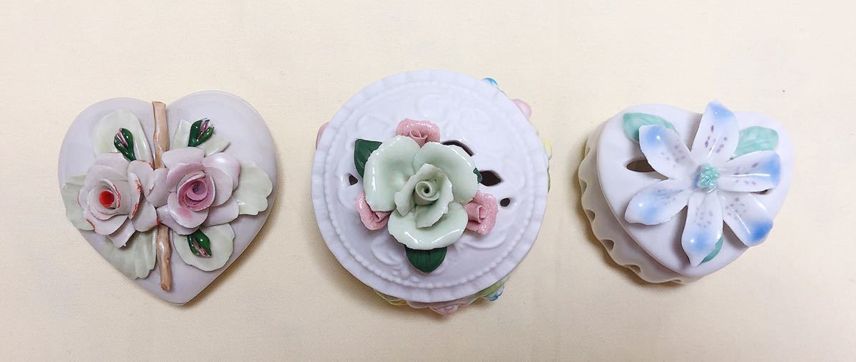 陶器　イタリア製＆中国製　ハ－ト型など　薔薇　花飾り付き小物入れ　置物3個