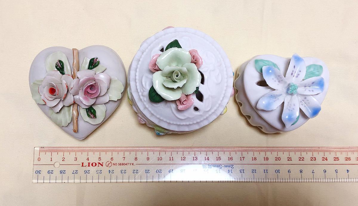 陶器　イタリア製＆中国製　ハ－ト型など　薔薇　花飾り付き小物入れ　置物3個