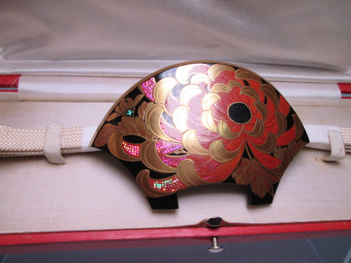 【江月】武山作 本鼈甲 大振り 9,5cm 菊花金蒔絵の豪華な帯留め 共ケース付