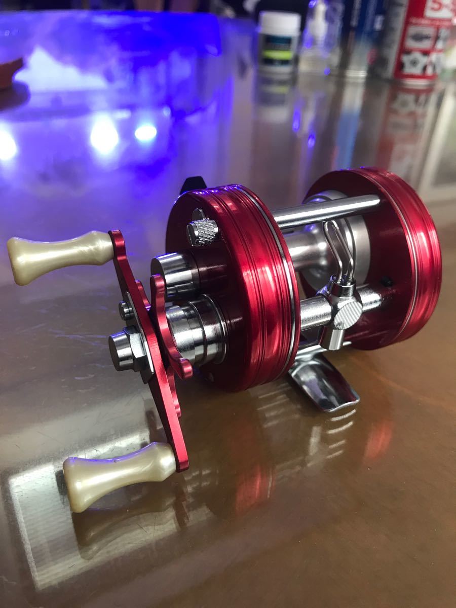 美品 abu アンバサダー2500C 人気カラー Nostalgia Red 5/22 美品 abu アンバサダー2500C 人気カラー Nostalgia Red 5/22