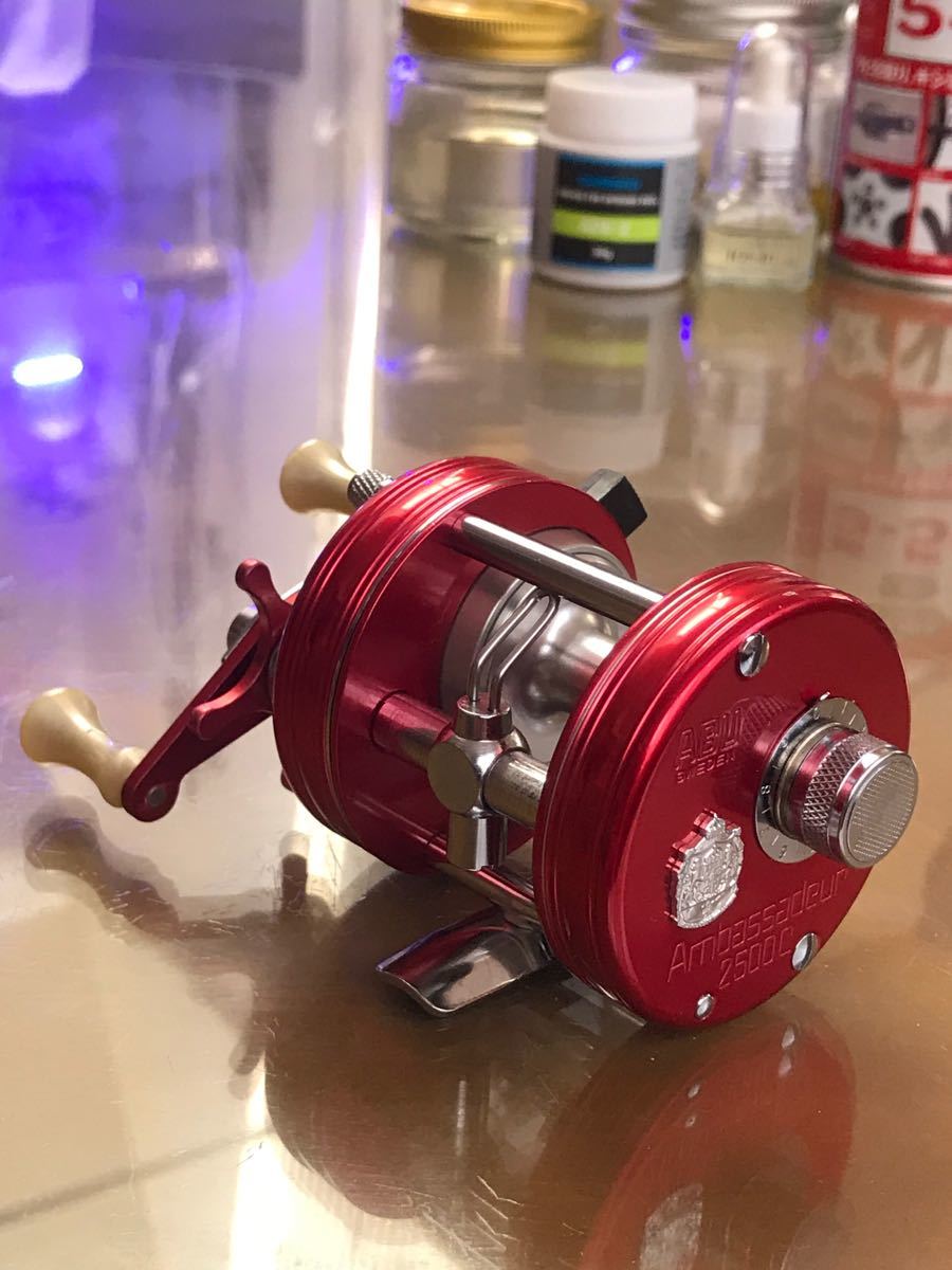 美品 abu アンバサダー2500C 人気カラー Nostalgia Red 5/22 美品 abu アンバサダー2500C 人気カラー Nostalgia Red 5/22