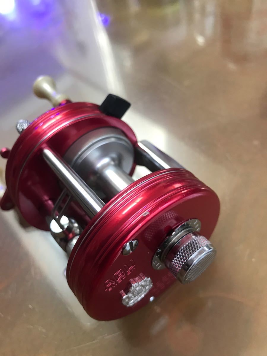 美品 abu アンバサダー2500C 人気カラー Nostalgia Red 5/22 美品 abu アンバサダー2500C 人気カラー Nostalgia Red 5/22