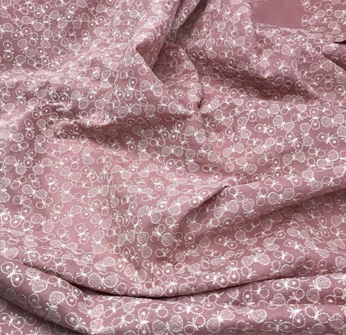 蝶々　コットン　リネン　刺繍生地　生地幅半×50 ピンクん