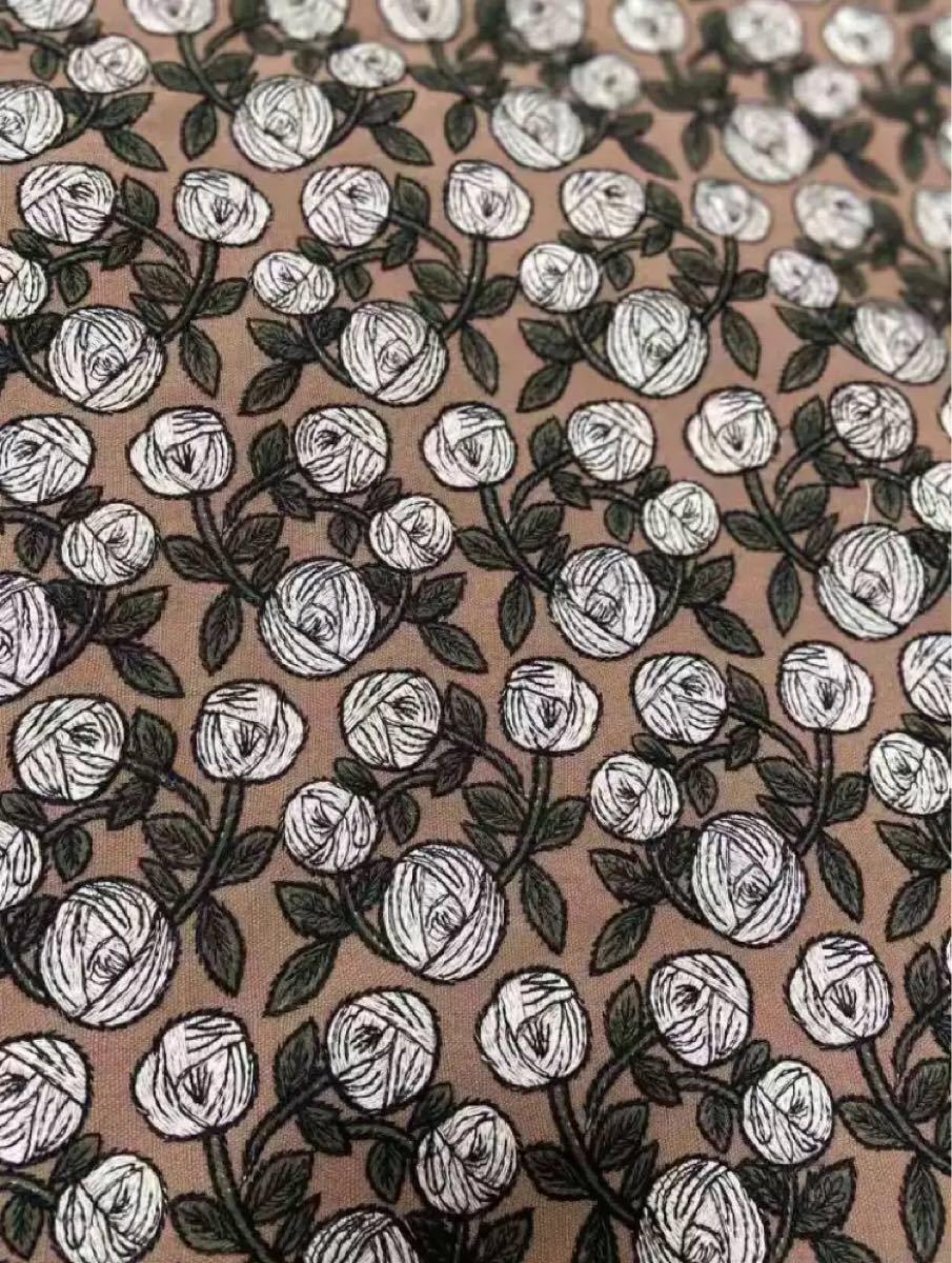 薔薇柄　コットン　リネン　刺繍生地　70×50 と蝶々コットン　リネン　刺繍生地　生地幅×50