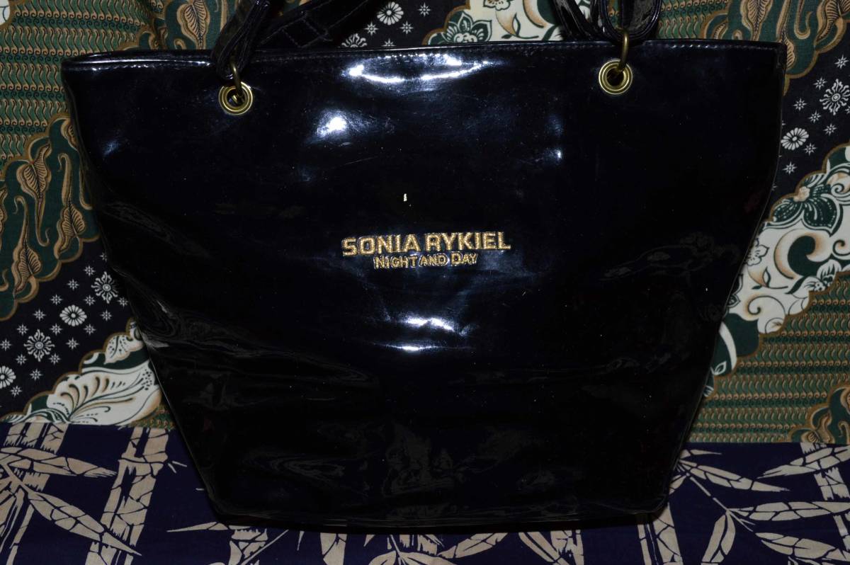 SONIA　RYKIEL　ソニアリキエル・ファスナー開閉　エナメル　ショルダーｏｒバッグ　持ち手長調節可　サイズ:23㎝X22㎝X14㎝（中古）_画像2