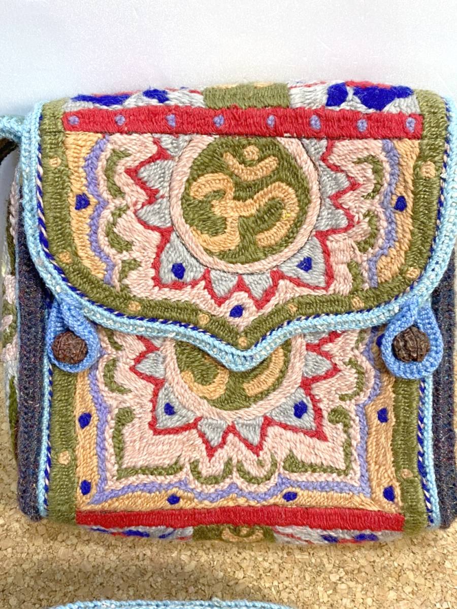 貴重　毛糸刺繍ショルダーバッグ　刺繍　レトロ民族調　ショルダーバッグ　縦約23cm×横約21cm×幅約6.5cm