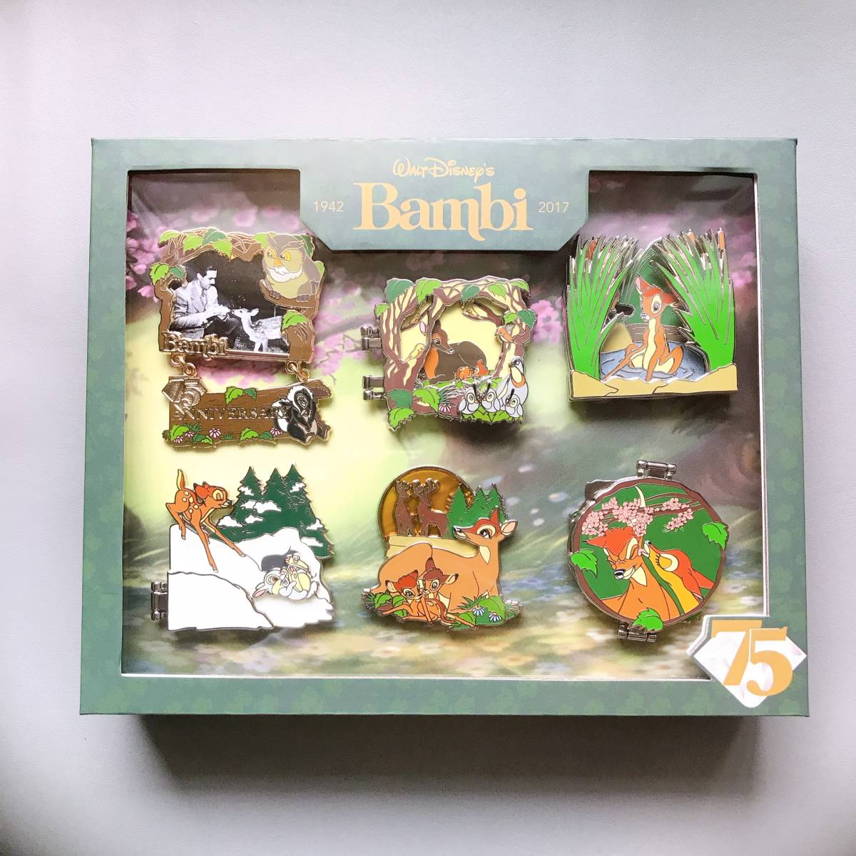 ディズニーストア ピンバッジ バンビ 掛軸風 人気の中古