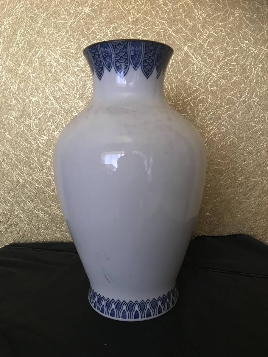  west . work white porcelain vase . west .. tool ornament "hu" pot white porcelain blue and white ceramics Japan Imperial Family .. ..