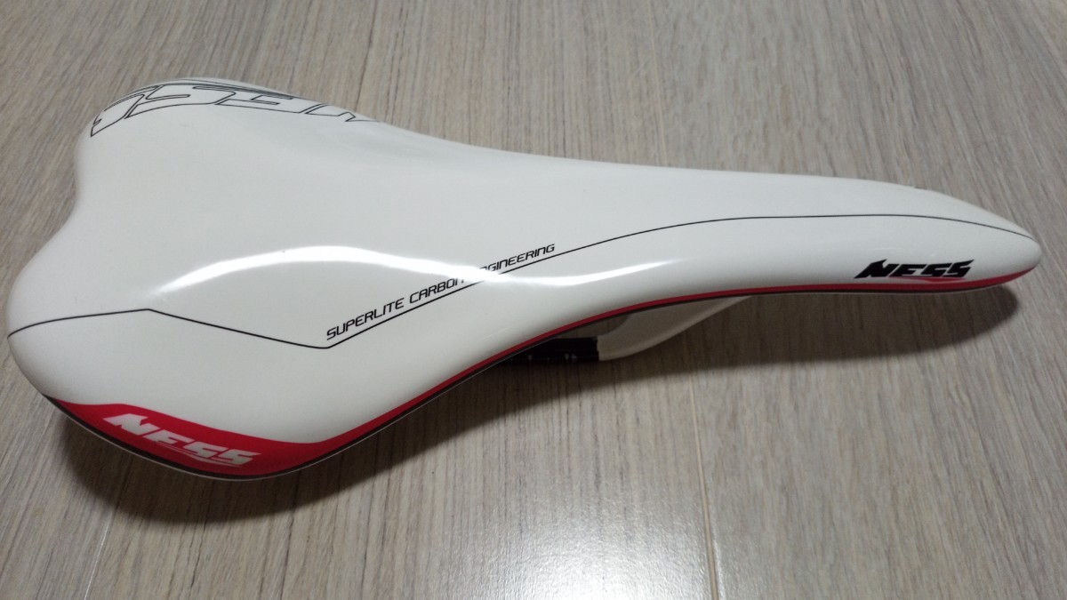 NESS フルカーボンサドル 軽量 142g