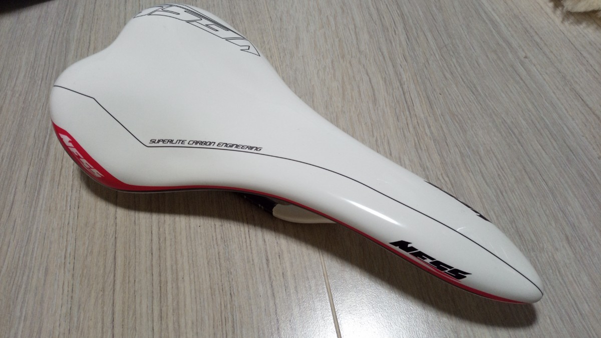 NESS フルカーボンサドル 軽量 142g