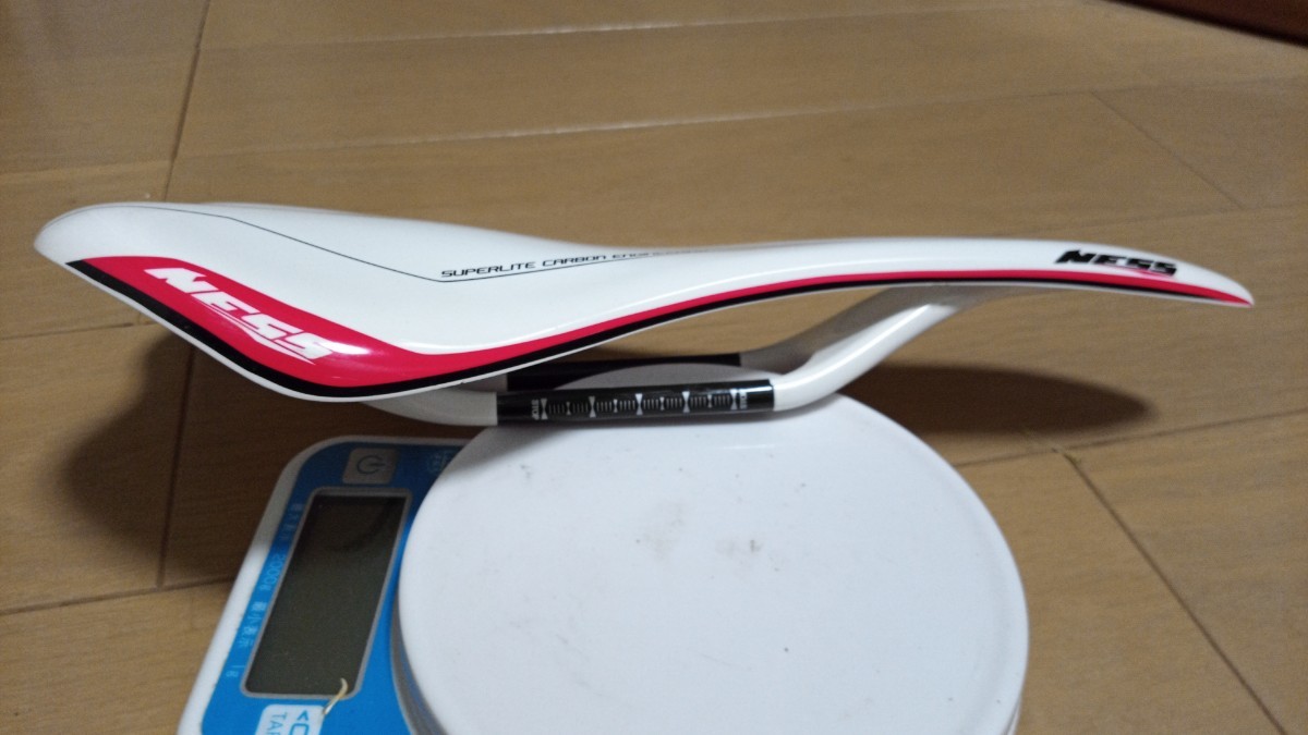 NESS フルカーボンサドル 軽量 142g