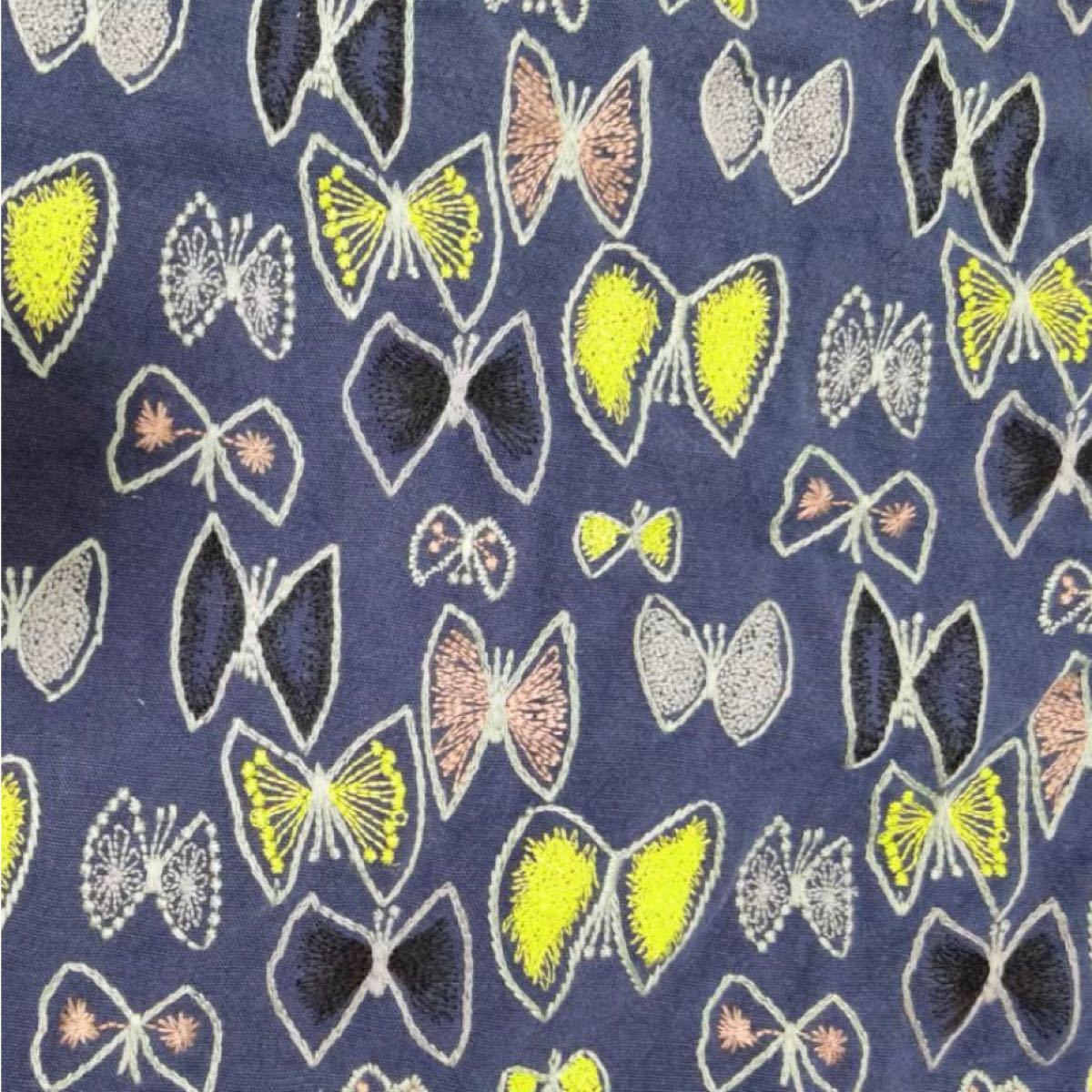 刺繍　新カラー　生地　大きい蝶柄　ハギレ　ネイビー
