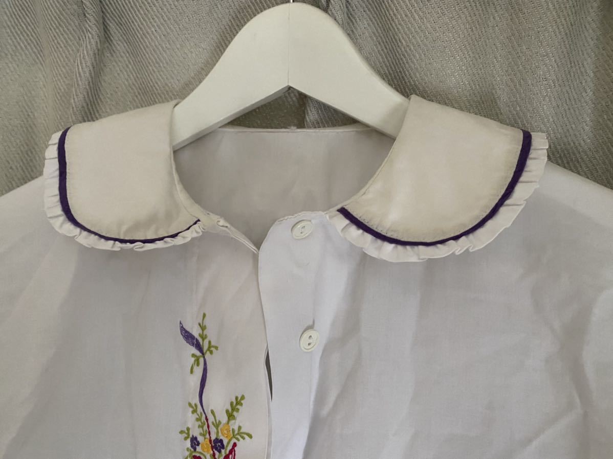 *60s Vintage England circle collar blouse ratio wing shirt . flower embroidery white collar round color shirt 