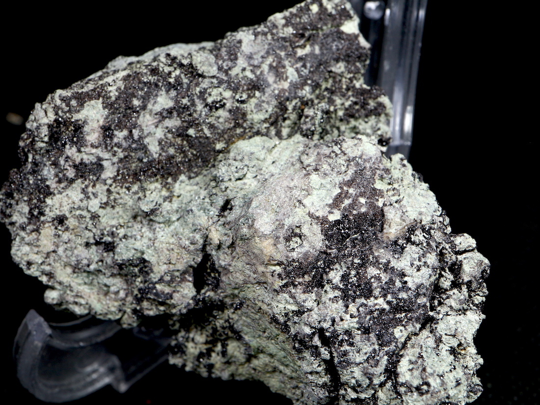SALE メラナイト ガーネット 灰鉄柘榴石 原石 82 7g AND024 鉱物 標本 原石 天然石
