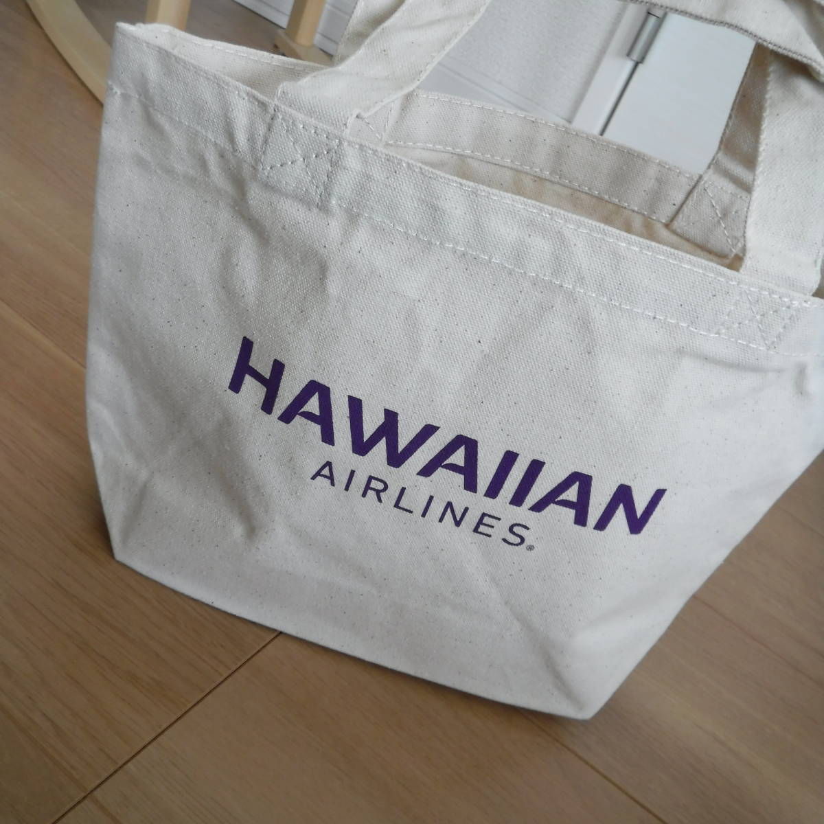 税不要特価 ハワイ 新品!HAWAIIAN AIRLINES ハワイアンエアラインズ ハワイアン航空 大きめロゴ入 男女OK マチあり トートバッグ♪90_画像1