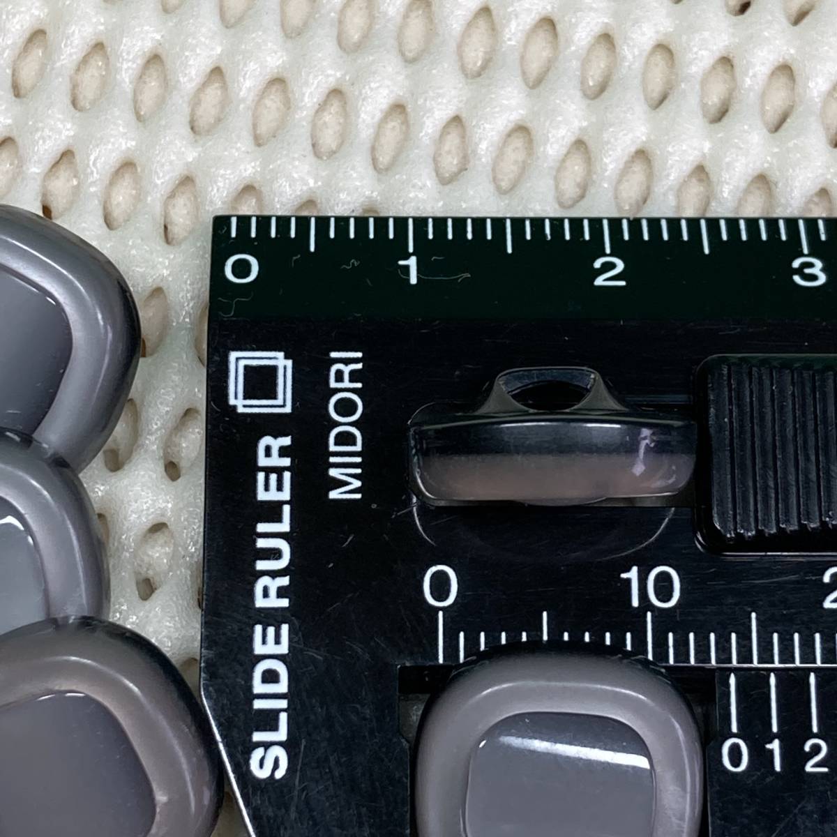 N01-07 銀鼠～ストーングレーボタン 15×14ｍｍ　9個一組 厚さ 6mm_大きく写しました