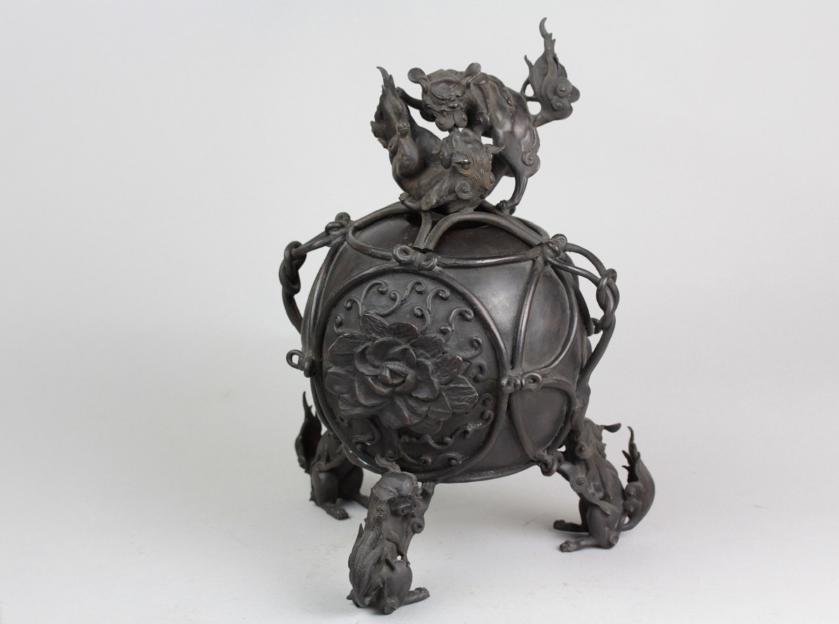 大香炉 銅製 在銘 手毬双獅子 獅子三足 古銅 ３０ｃｍ 茶道具 中国古玩