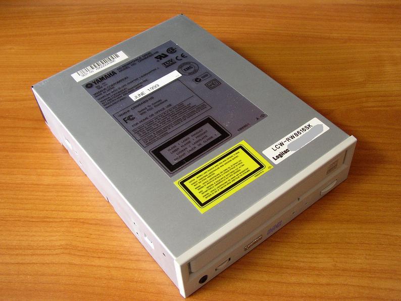 Logitec LCW-RW8616SK（内蔵型CD-R/RWユニット、SCSI-2、ヤマハドライブ、2MBキャッシュ、CD-R/6倍速、CD-RW/4倍速、CD-ROM/16倍速）