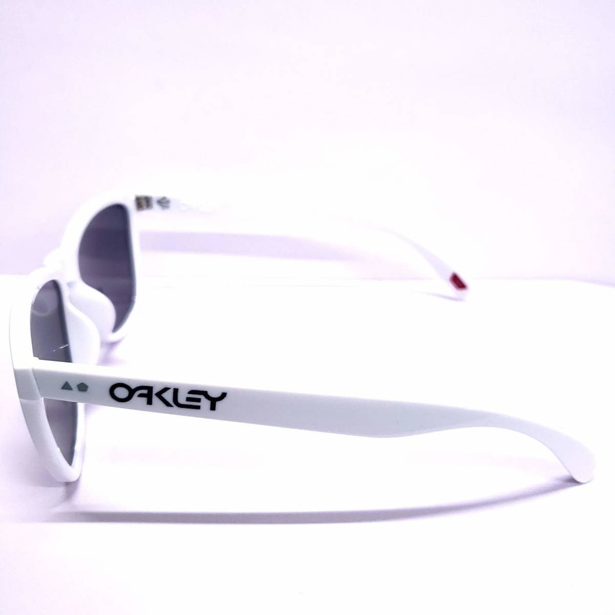 激安！！【新品】オークリー（OAKLEY)　サングラス　FROGSKINS 35TH (A)　アジアンフィット OO9444-0157　フロッグスキンズ _画像2