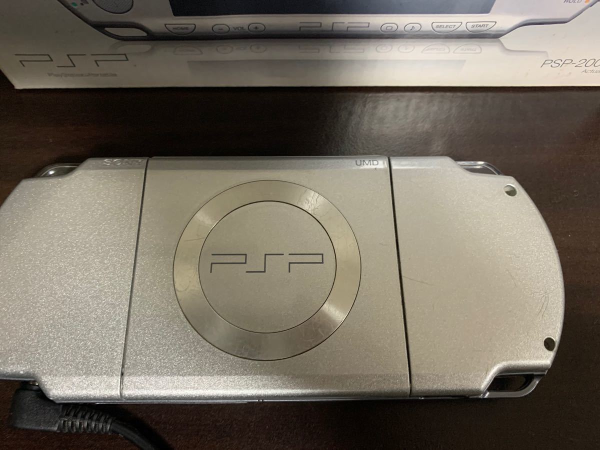 【本体】PSP-2000 IS アイスシルバー　ソフトおまけ