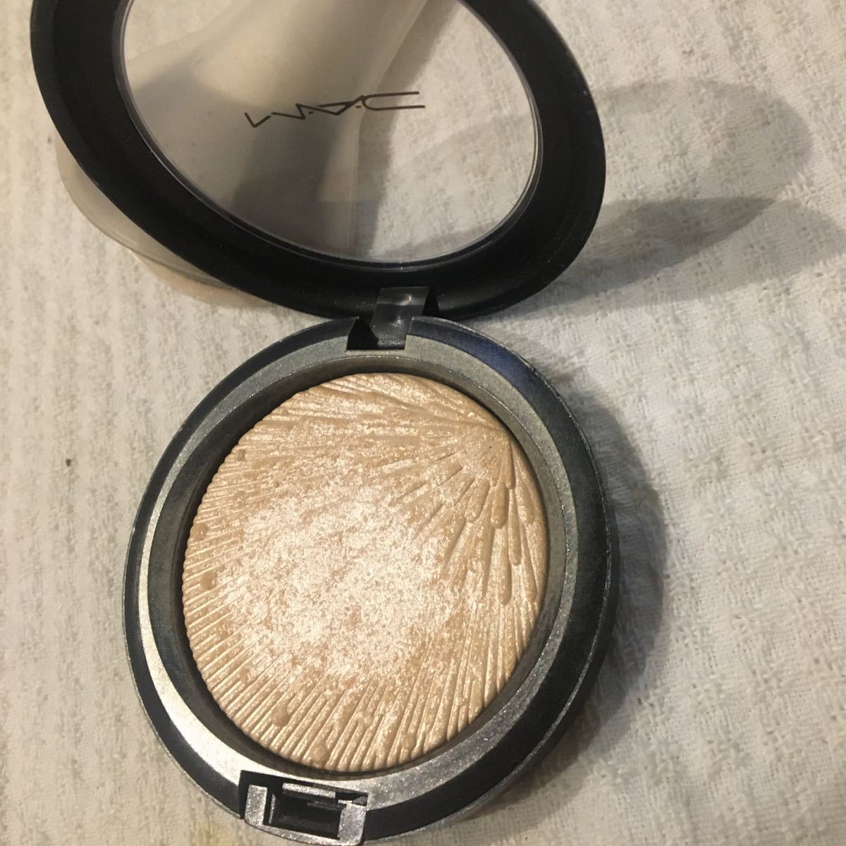 Mac extra dimension s gold finish double Gree m face powder & brush 